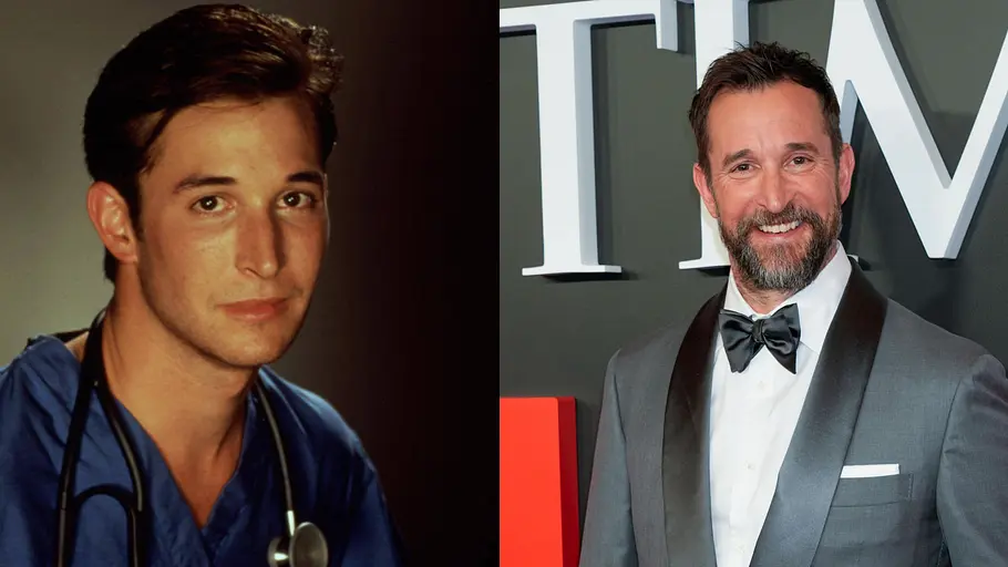 Eine geteilte Bildcollage zeigt denselben Mann in zwei Lebensphasen: Links trägt er als junger Arzt blaue Krankenhauskleidung mit Stethoskop, rechts posiert er viele Jahre später lächelnd im eleganten grauen Smoking auf einem roten Teppich.