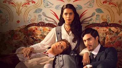 Emilia sitzt mit Daniel und Zavalza auf einer Couch. - Foto: TMDB Emilia sitzt mit Daniel und Zavalza auf einer Couch. - Foto: TMDB
