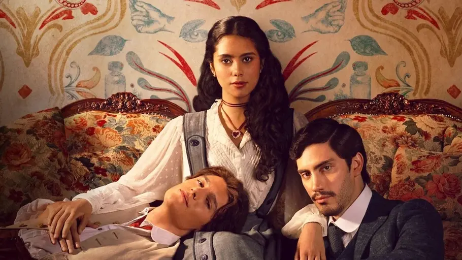 Emilia Emilia sitzt mit Daniel und Zavalza auf einer Couch.