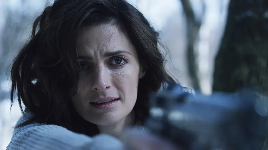 Emily Byrne (Stana Katic) in „Absentia“ Emily Byrne (Stana Katic) reckt eine Pistole in die Kamera.