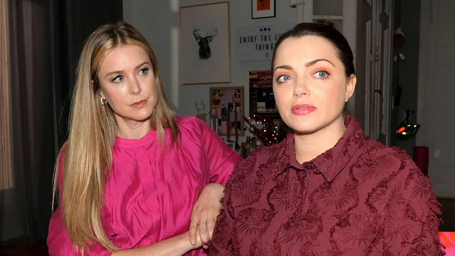 Will Emily sich trennen? Emily schaut ernst, während Jessica sie anblickt.