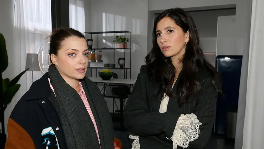 Emily und Laura schauen ernst in die Ferne.