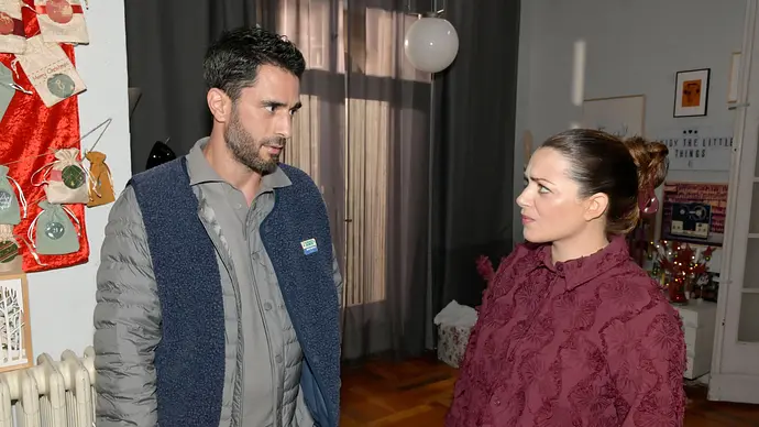 Emily schaut Tobias wütend an. - Foto: RTL / Rolf Baumgartner