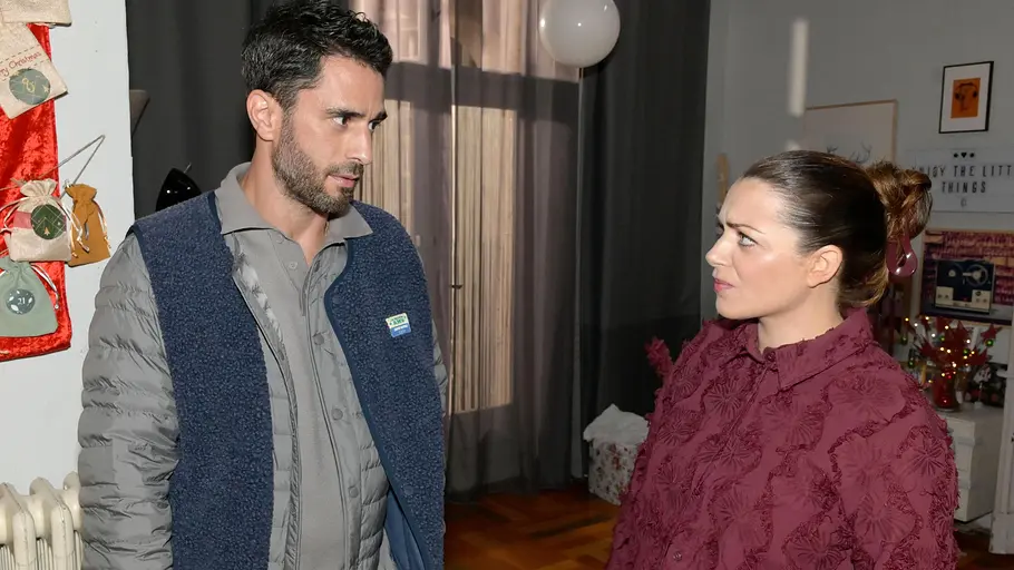 Emily schaut Tobias wütend an.