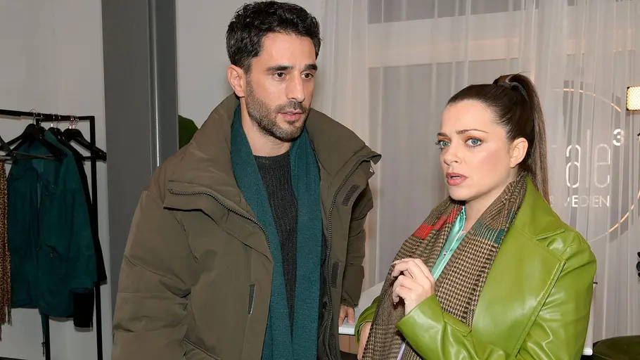 Emily versucht ihre Firma zu retten. Emily schaut ernst, während Tobias neben ihr steht.