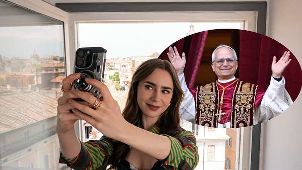 Emily aus „Emily in Paris“ macht ein Selfie vor einem offenen Fenster in Rom. Hinter ihr ist Papst Leo XIV. zu sehen. - Foto: GIULIA PARMIGIANI/NETFLIX/IMAGO/Europa Press