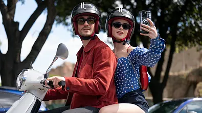 Emily und Marcello auf seiner Vespa. - Foto: © 2024 Netflix, Inc.