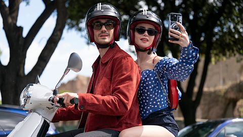 Emily und Marcello auf seiner Vespa. - Foto: © 2024 Netflix, Inc.