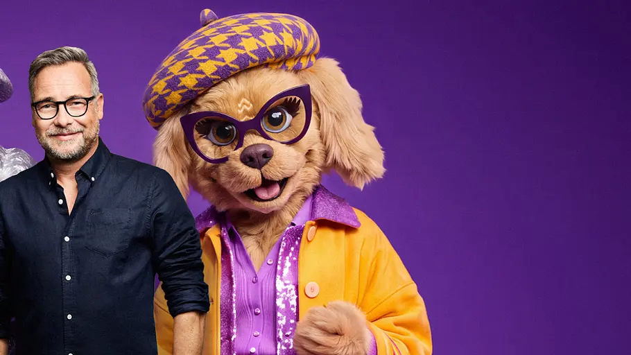 Emily Wau ist die Hündin mit Herz. Emily Wau neben Matthias Opdenhövel und Brille sowie Hut.