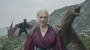 Emma DArcy als Rhaenyra Targaryen mit Drachen - Foto: Theo Whiteman/HBO