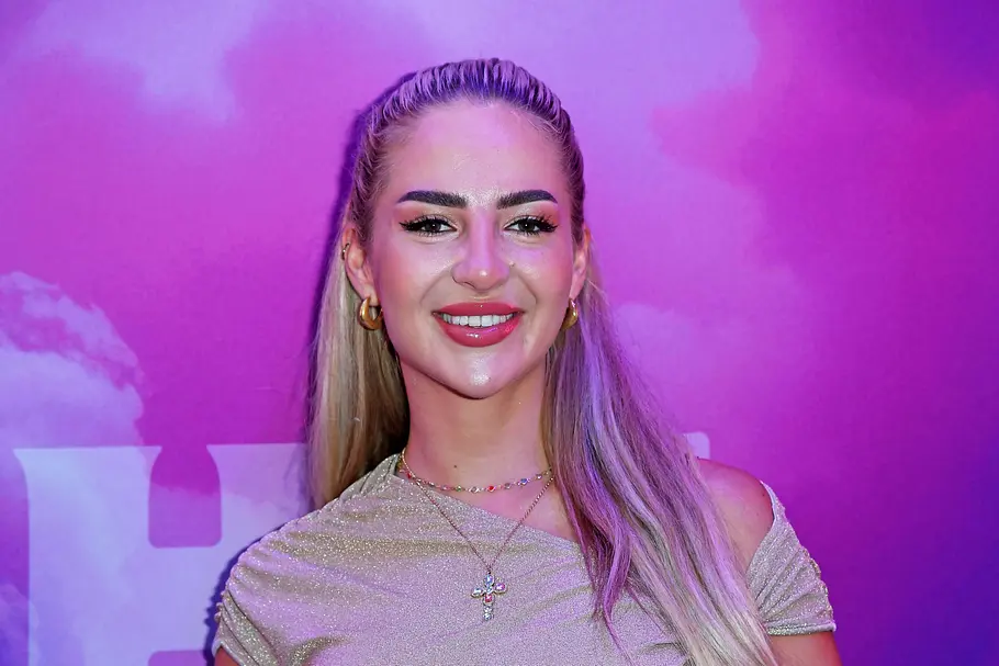 Emma Fernlund bei Promi Big Brother Emma Fernlund lächelt in die Kamera.