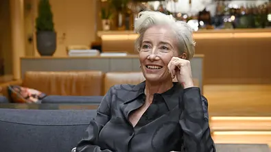 Emma Thompson schaut in die Ferne und lächelt - Foto: IMAGO / Lehtikuva