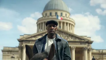 Lupin reitet auf einem Pferd von einem Staatsgebäude weg. - Foto: Emmanuel Guimier/Netflix Lupin reitet auf einem Pferd von einem Staatsgebäude weg. - Foto: Emmanuel Guimier/Netflix