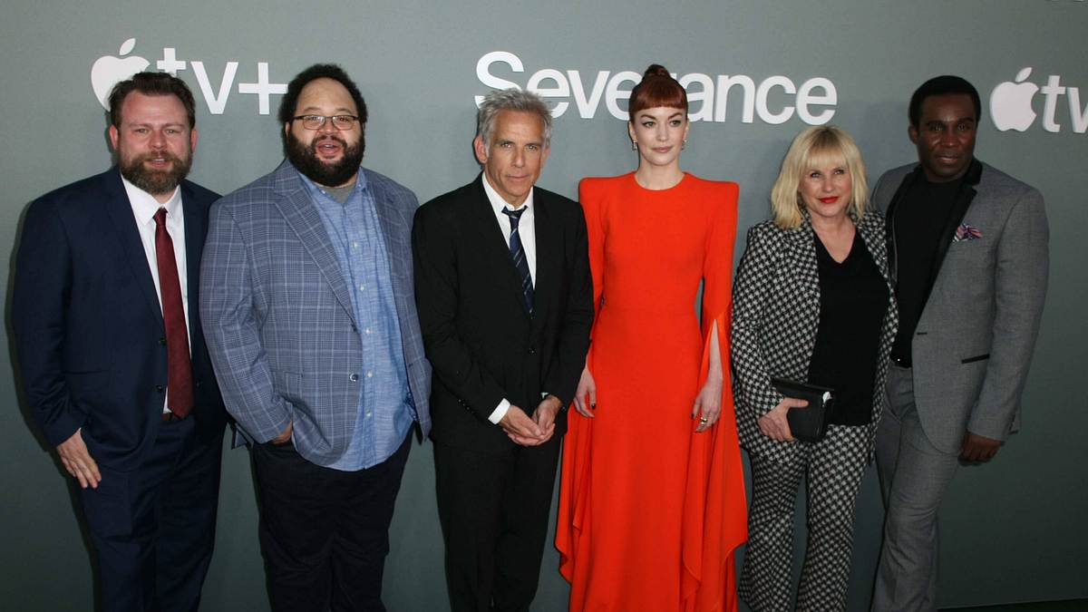 Die Serie „Severance“ hat die besten Chancen bei den Emmys 2025. Darsteller von Severance auf dem roten Teppich