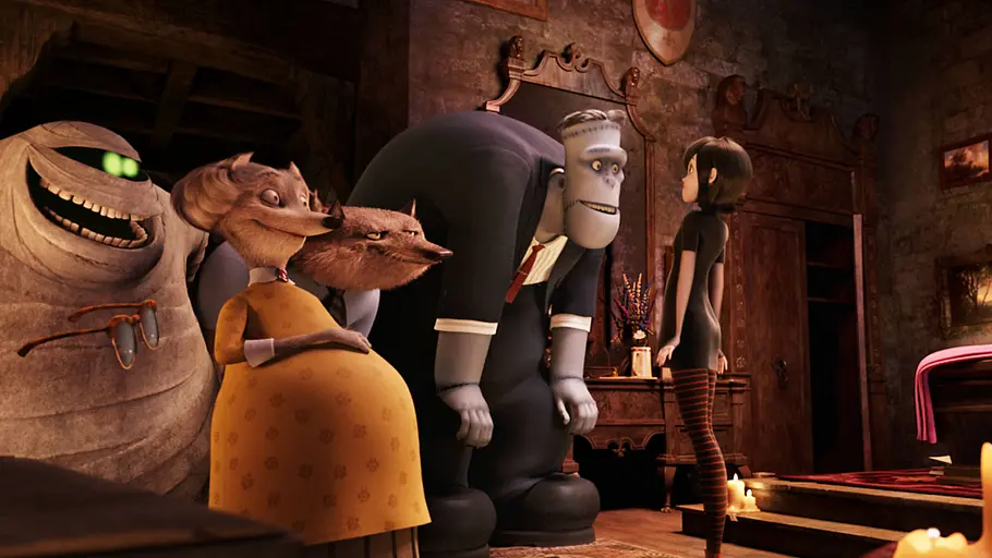 Szene aus dem Film „Hotel Transsilvanien“  mit Mavis und anderen Monstern