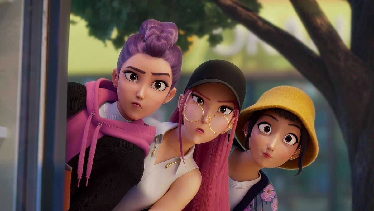 Szene aus KPop Demon Hunters mit Rumi, Mira und Zoey, die um eine Ecke schauen