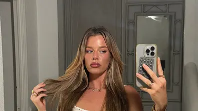 Emely Hüffner macht ein Spiegelselfie - Foto: Instagram/emskopf