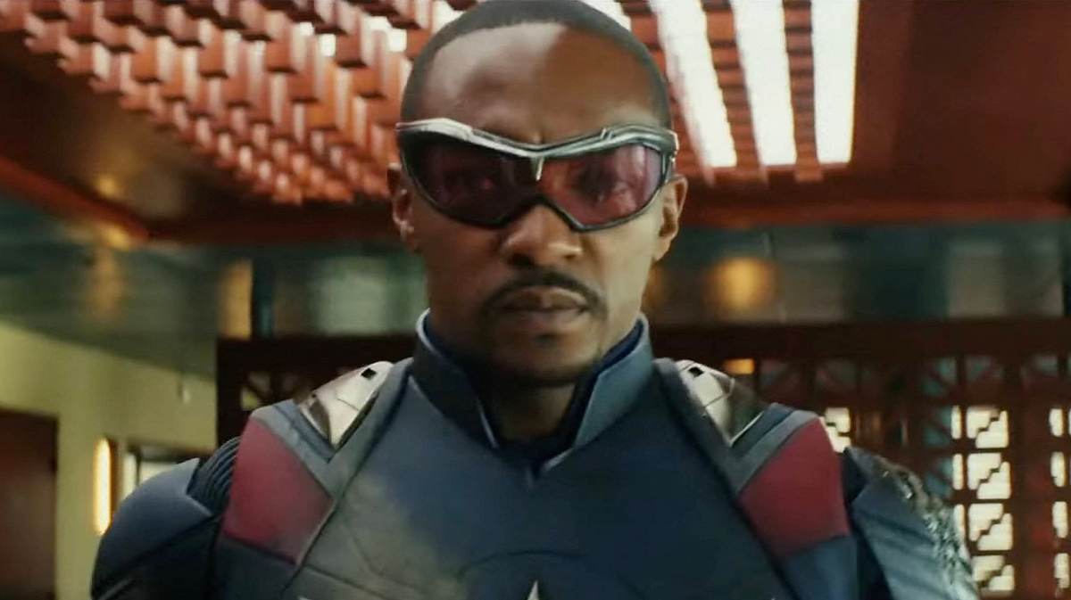 Anthony Mackie in Captain America! Qnthony Mackie schaut in Captain America mit seiner kultigen Brille in die Kamera.