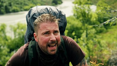 Felix Jascheroff schaut erschöpft nach oben beim Weg zum Summit - Foto: Prime Video
