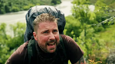 Felix Jascheroff schaut erschöpft nach oben beim Weg zum Summit - Foto: Prime Video