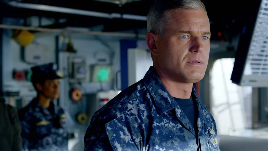 Eric Dane Last Ship Eric Dane in Uniform als Captain Tom Chandler in einer Szene aus der Serie „The Last Ship“.