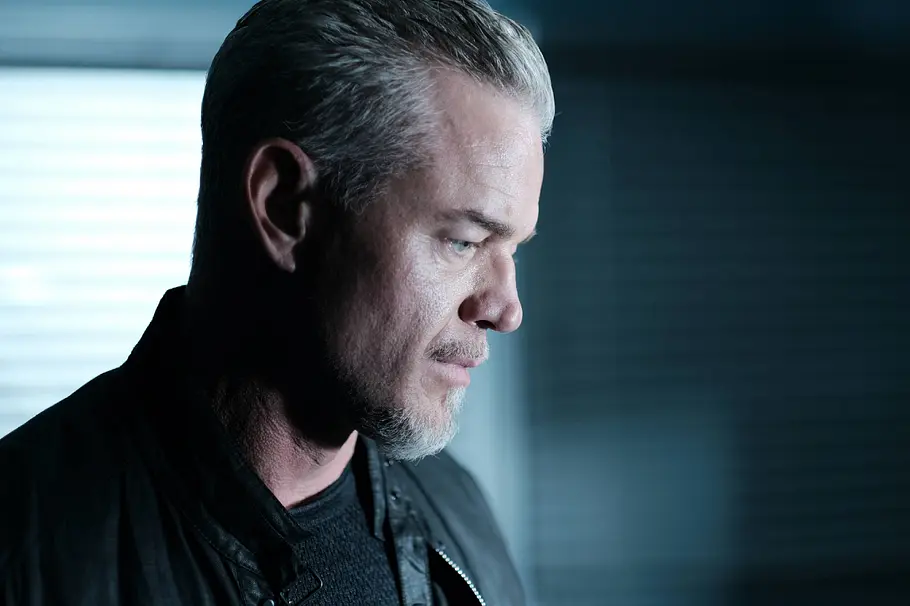 Eric Dane Eric Dane als Cal Jacobs in der HBO-Serie „Euphoria“ in einer nachdenklichen Szene im Halbdunkel.