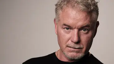 Porträt von Eric Dane mit ernstem Blick vor neutralem Hintergrund - Foto: IMAGO / ZUMA Press