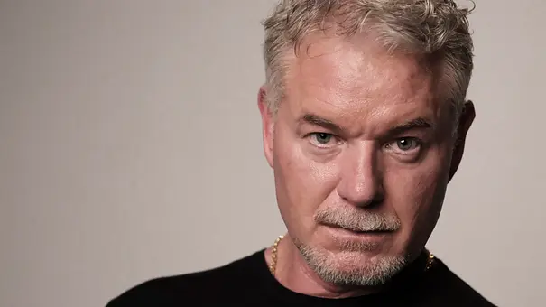 Porträt von Eric Dane mit ernstem Blick vor neutralem Hintergrund - Foto: IMAGO / ZUMA Press