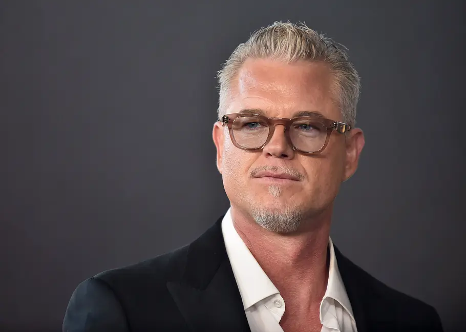 Eric Dane Eric Dane mit Brille blicke links an der Kamera vorbei und trägt ein weißes Hemd und ein schwarzes Sakkao