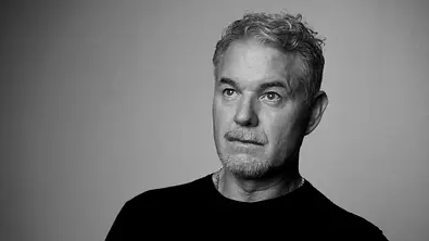 Eric Dane in schwarz-weiß. Er schaut ohne jegliche Emotion in die Ferne - Foto: Courtesy of Netflix