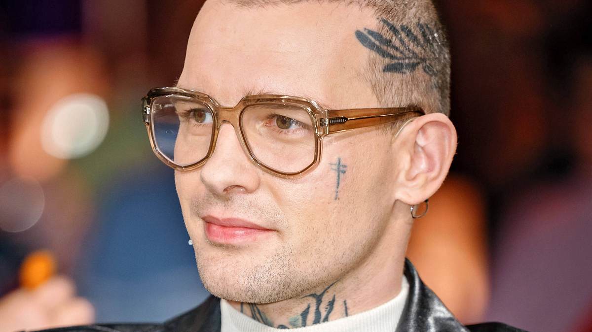 Eric Stehfest, hier mit einer Brille und schwarzen Lederjacke zu sehen, leidet an Depressionen. Eric Stehfest, hier mit einer Brille und schwarzen Lederjacke zu sehen, leidet an Depressionen.