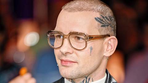 Eric Stehfest, hier mit einer Brille und schwarzen Lederjacke zu sehen, leidet an Depressionen. - Foto: IMAGO / STAR-MEDIA