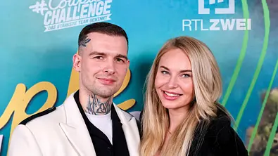 Eric Stehfest und Franziska Temme stehen vor einer Pressewand und lächeln in die Kamera.  - Foto:  IMAGO / Panama Pictures