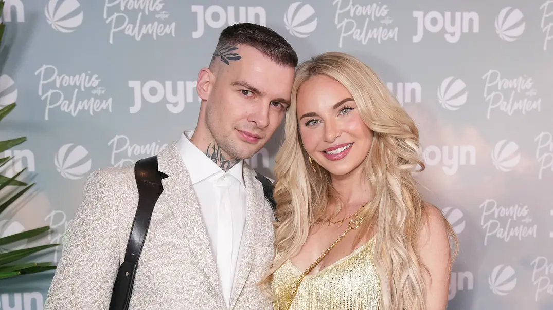 Eric Stehfest und Franziska Temme lächeln gemeinsam bei einem Event zu „Promis unter Palmen“ in die Kamera - Foto: IMAGO / BOBO