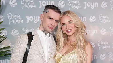 Eric Stehfest und Franziska Temme lächeln gemeinsam bei einem Event zu „Promis unter Palmen“ in die Kamera - Foto: IMAGO / BOBO