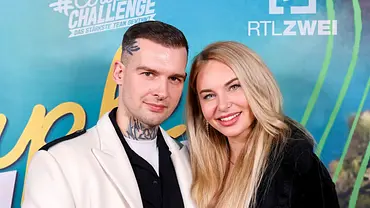 Eric Stehfest & Franziska Temme posieren auf dem roten Teppich. - Foto: Action Press