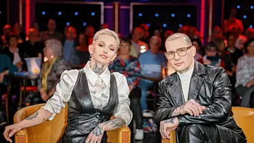 Eric und Edith Stehfest sitzen nebeneinander auf Sesseln und blicken in die Kamera - Foto: IMAGO / STAR-MEDIA