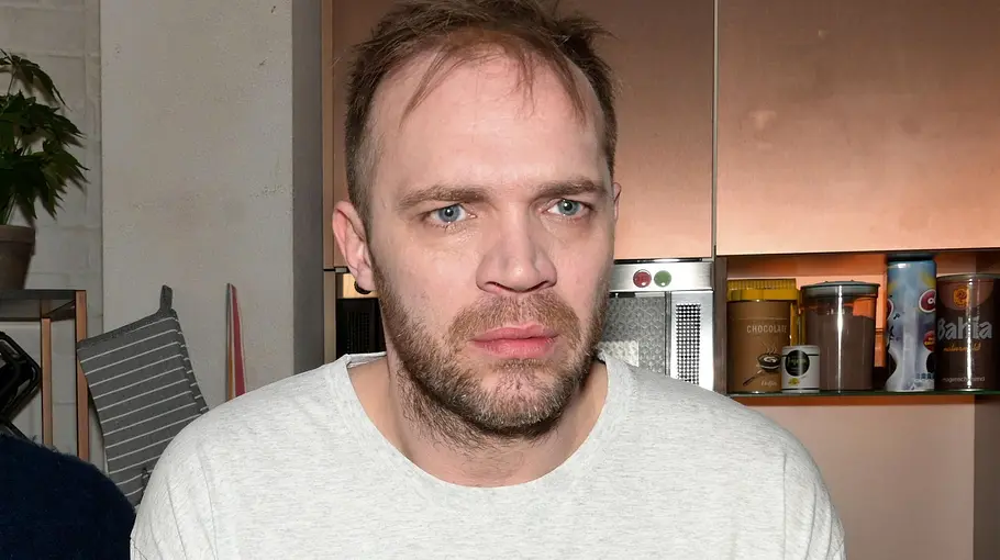 Erik hat Angst, dass seine Affäre auffliegt. Erik schaut geschockt nach vorne.