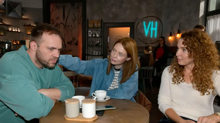 Erik ist versunken in seinen Gedanken, während Toni und Nina ihn anschauen.