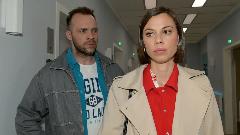 Matilda und Erik lieben sich noch immer. Erik schaut Matilda ernst an.