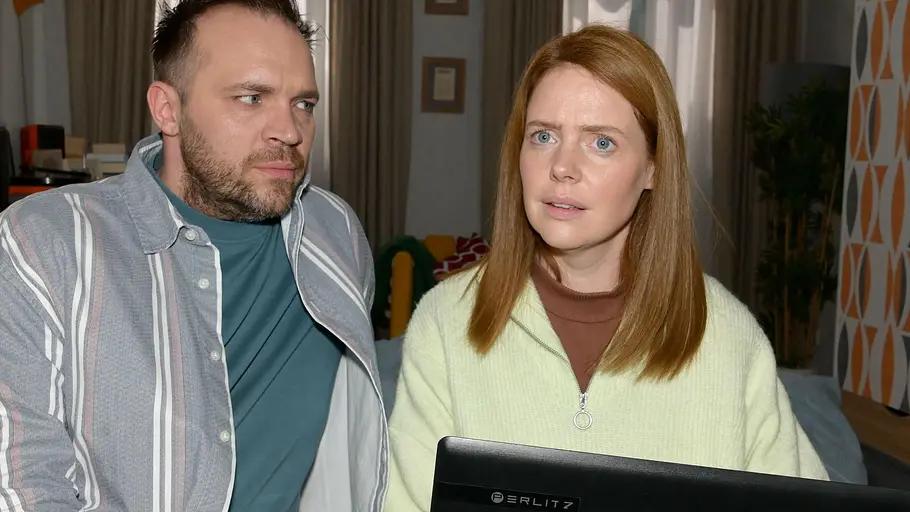 Erik will Matilda beschützen. Erik schaut Toni sorgenvoll an.