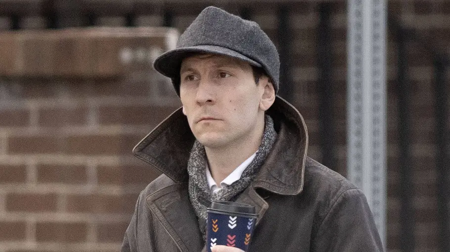 Erik Per Sullivan lebt mittlerweile ein Leben abseits von Hollywood. Erik Per Sullivan mit Hut auf der Straße.