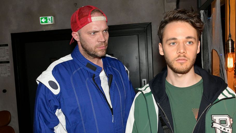 Erik glaubt Robin nicht.