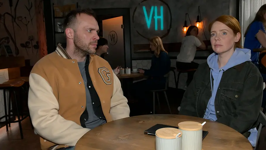 Erik verletzt Toni erneut schwer. Erik schaut Toni an, die wirkt verletzt.