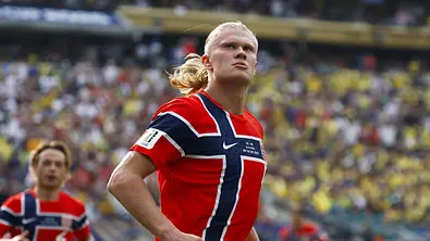 Erling Haaland freut sich nach seinem Tor gegen Brasilien im WM 2026-Achtelfinale - Foto: IMAGO / Kyodo News Erling Haaland freut sich nach seinem Tor gegen Brasilien im WM 2026-Achtelfinale - Foto: IMAGO / Kyodo News