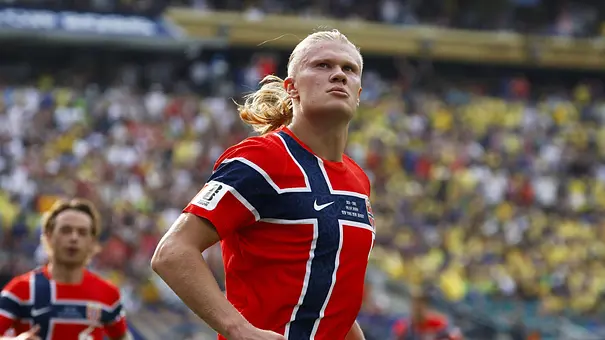 Erling Haaland freut sich nach seinem Tor gegen Brasilien im WM 2026-Achtelfinale - Foto: IMAGO / Kyodo News Erling Haaland freut sich nach seinem Tor gegen Brasilien im WM 2026-Achtelfinale - Foto: IMAGO / Kyodo News