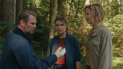 Die Kommissare Robert Winkler (Kai Scheve, l.) und Karina Szabo (Lara Mandoki, M.) entdecken mit der Försterin Saskia Bergelt (Teresa Weißbach, r.) einen Tracker. Wo führt der hin? - Foto: ZDF / Armin Dierolf