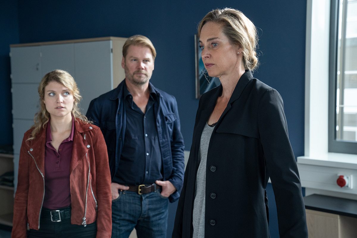 Kommissar Winkler (Kai Scheve, M.) und Kommissarin Szabo (Lara Mandoki, l.) befragen Prof. Dr. Sybille Köhler (Sophie von Kessel, r.) zu ihrer Verbindung mit Dr. Hellmann. Kommissar Winkler (Kai Scheve, M.) und Kommissarin Szabo (Lara Mandoki, l.) befragen Prof. Dr. Sybille Köhler (Sophie von Kessel, r.) zu ihrer Verbindung mit Dr. Hellmann.