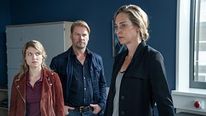 Kommissar Winkler (Kai Scheve, M.) und Kommissarin Szabo (Lara Mandoki, l.) befragen Prof. Dr. Sybille Köhler (Sophie von Kessel, r.) zu ihrer Verbindung mit Dr. Hellmann. - Foto: ZDF/Michael Rahn