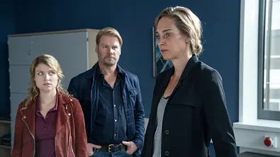 Kommissar Winkler (Kai Scheve, M.) und Kommissarin Szabo (Lara Mandoki, l.) befragen Prof. Dr. Sybille Köhler (Sophie von Kessel, r.) zu ihrer Verbindung mit Dr. Hellmann. - Foto: ZDF/Michael Rahn